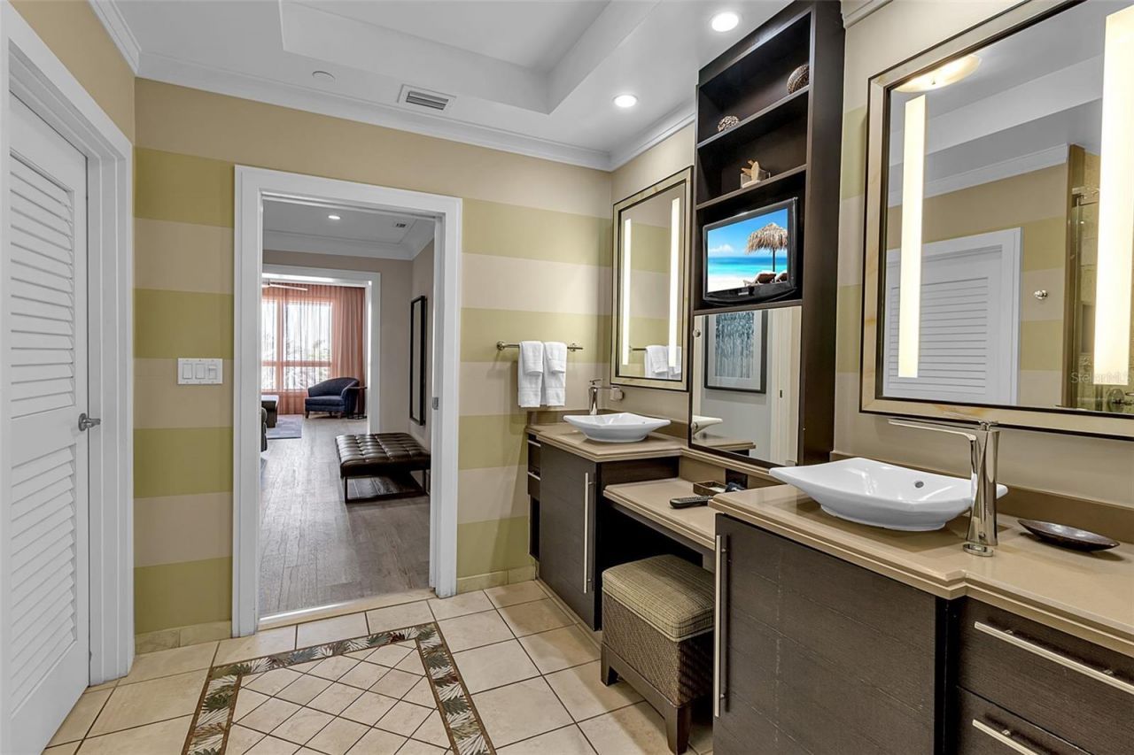 915 Seaside Drive, Unit 310, Sarasota, FL 34242 Photo