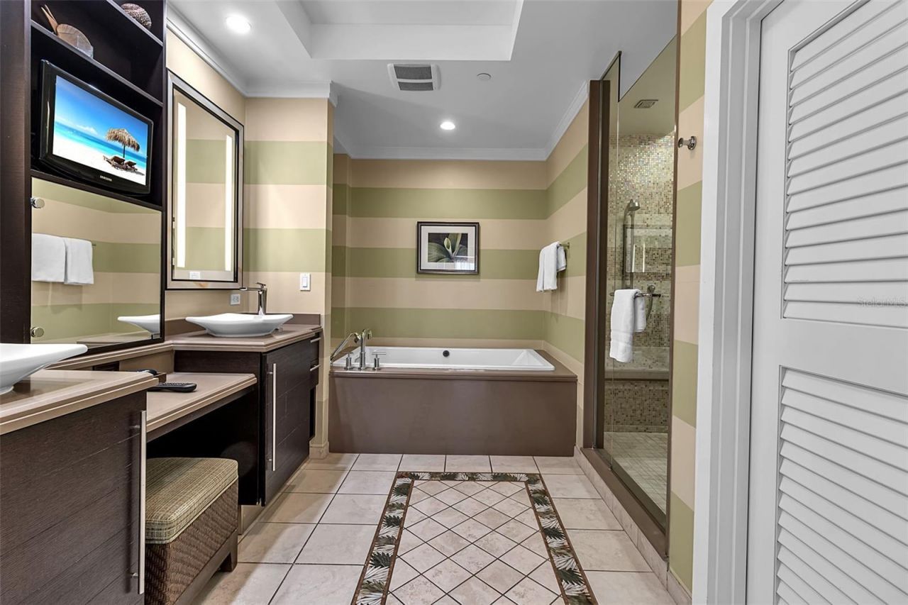 915 Seaside Drive, Unit 310, Sarasota, FL 34242 Photo