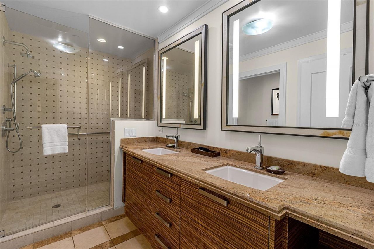 915 Seaside Drive, Unit 310, Sarasota, FL 34242 Photo