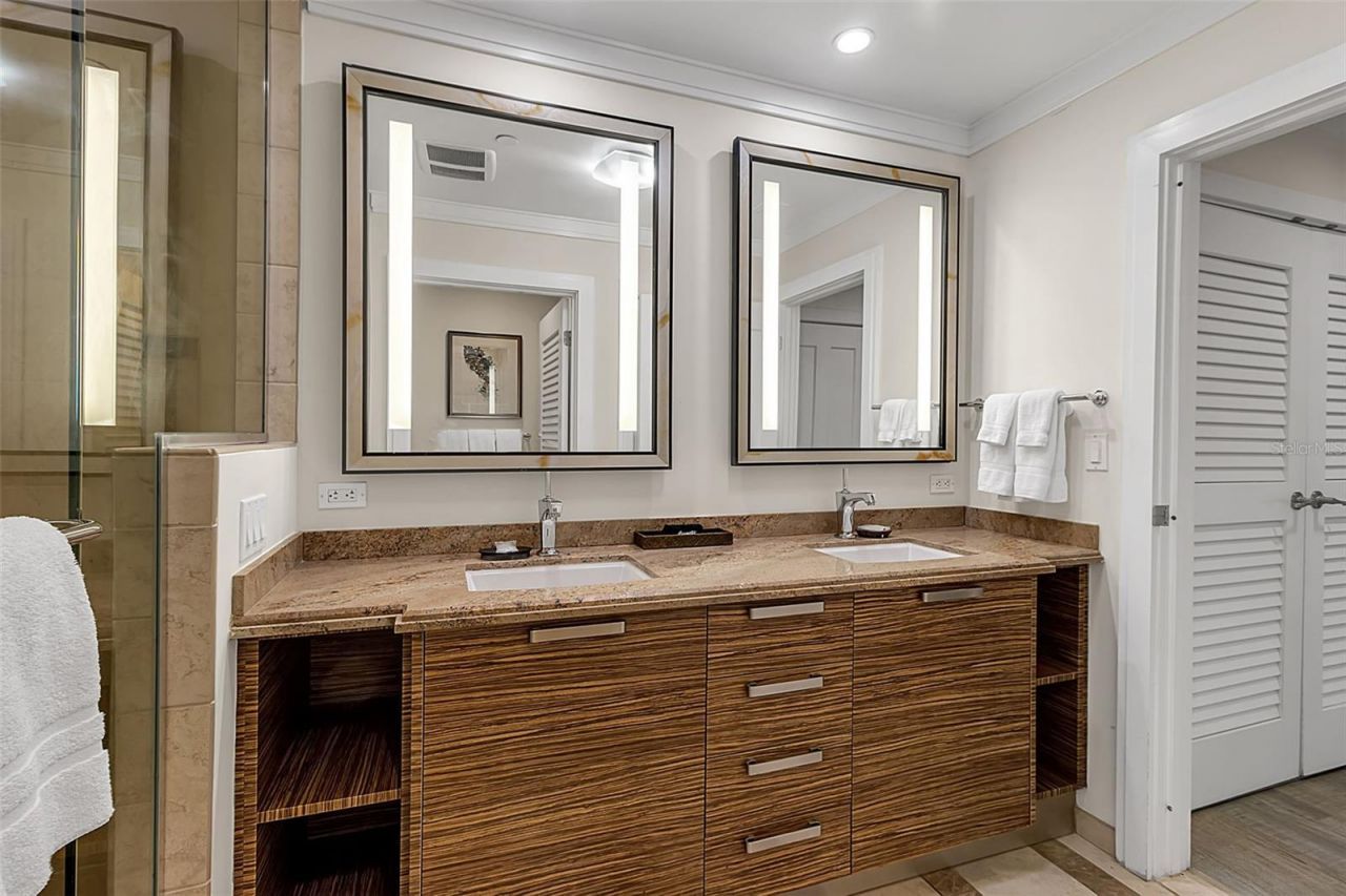 915 Seaside Drive, Unit 310, Sarasota, FL 34242 Photo