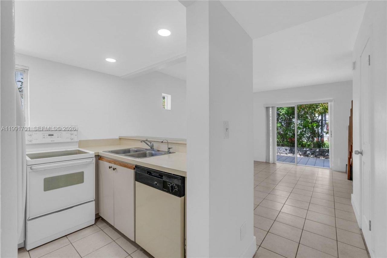 3599 SW 17th St , Unit 3599, Miami, FL 33145 Photo