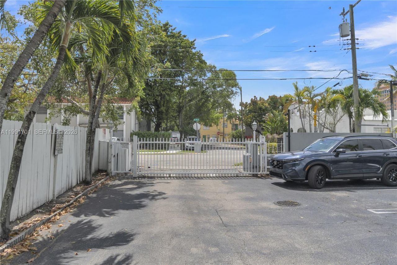 3599 SW 17th St , Unit 3599, Miami, FL 33145 Photo