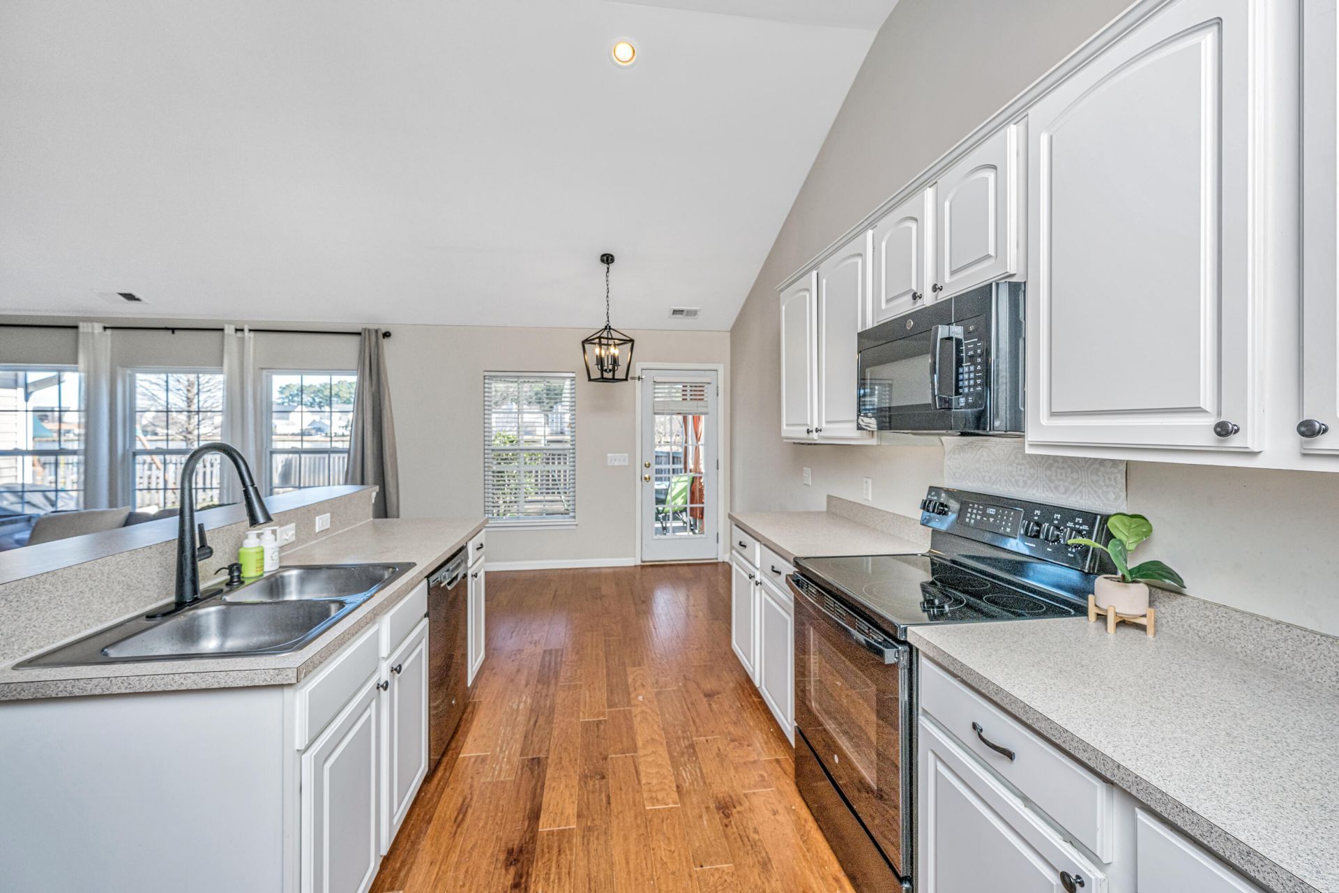 105 Avonshire Drive Photo 8