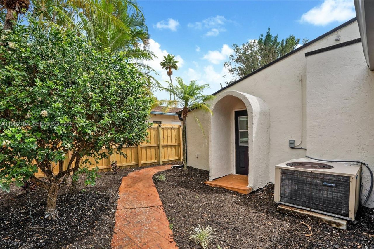 907 SW 15th Ter, Unit 1-2, Fort Lauderdale, FL 33312 Photo