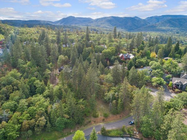 210 Surrey Drive, Jacksonville, OR 97530