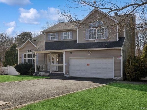 6 1st Avenue , Holtsville, NY 11742