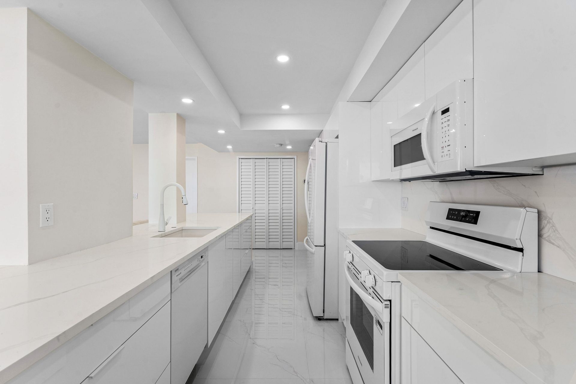 5460 N Ocean Drive, Unit 5b, Singer Island, FL 33404 Photo