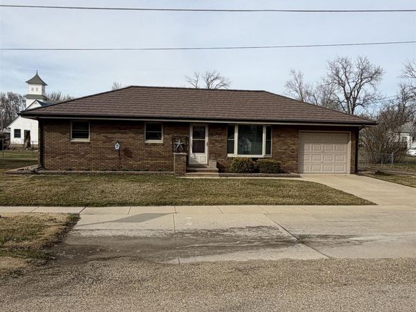 203 E Benton Street, Hazleton, IA 50641