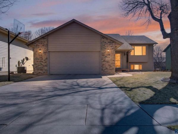 4219 E 37th St, Sioux Falls, SD 57103