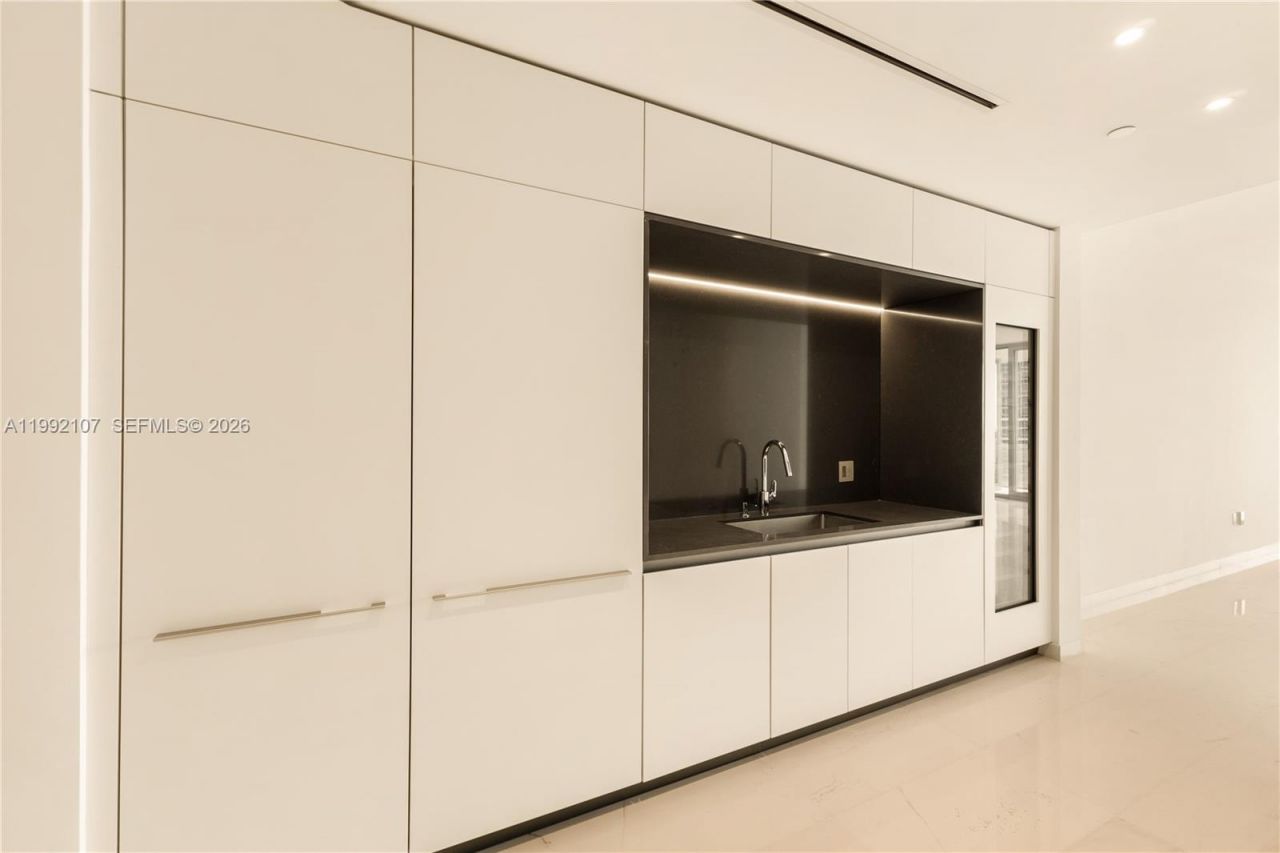 300 Biscayne Boulevard Way, Unit 2103C, Miami, FL 33131 Photo