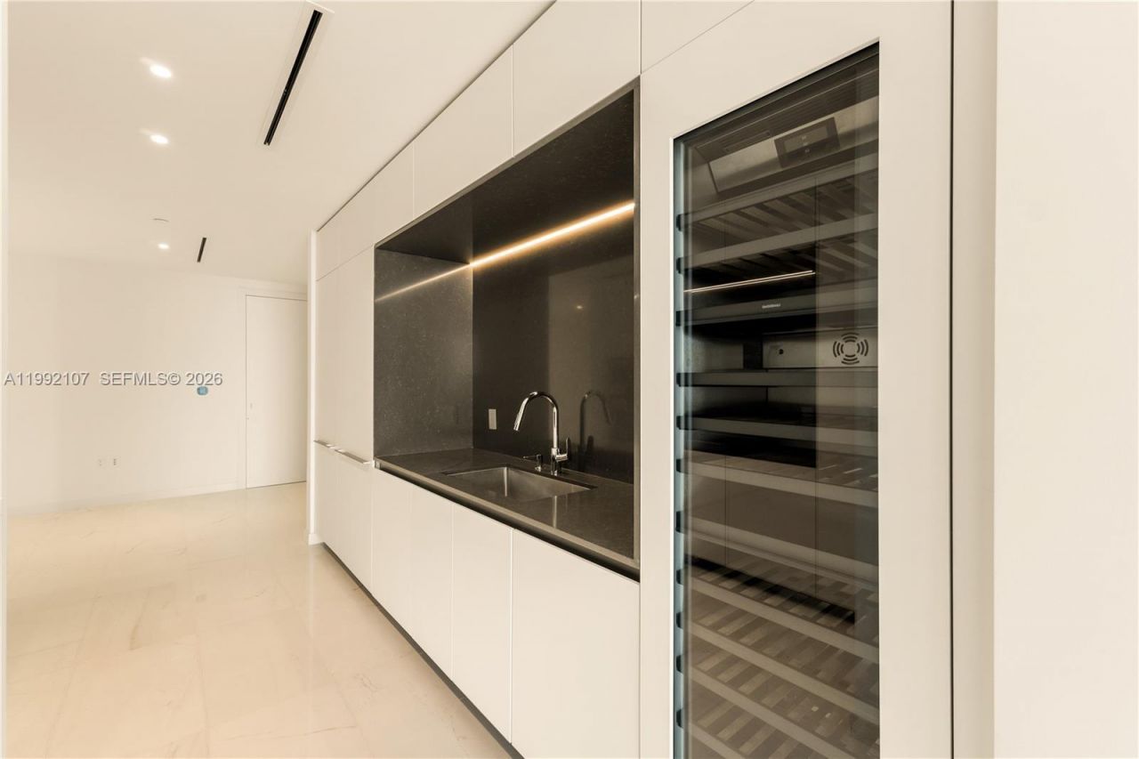 300 Biscayne Boulevard Way, Unit 2103C, Miami, FL 33131 Photo
