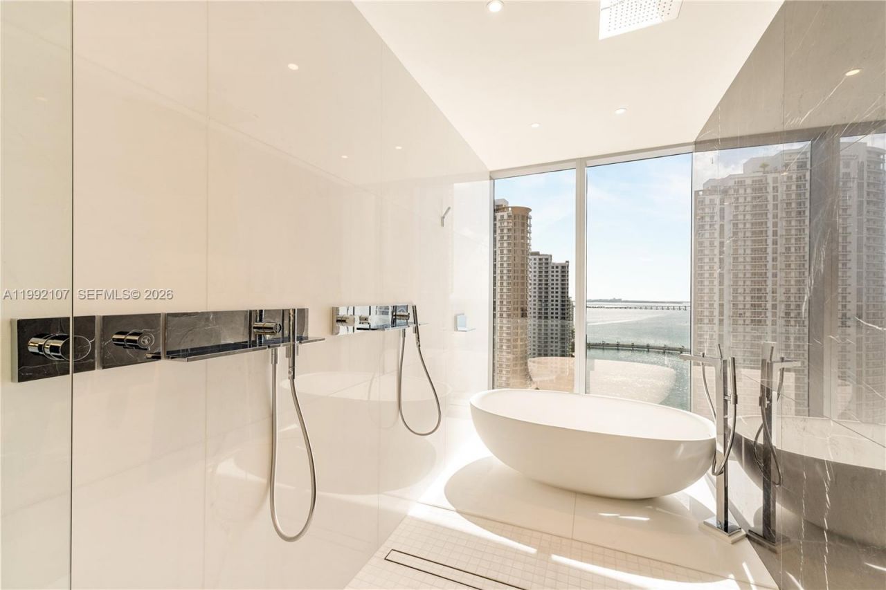 300 Biscayne Boulevard Way, Unit 2103C, Miami, FL 33131 Photo