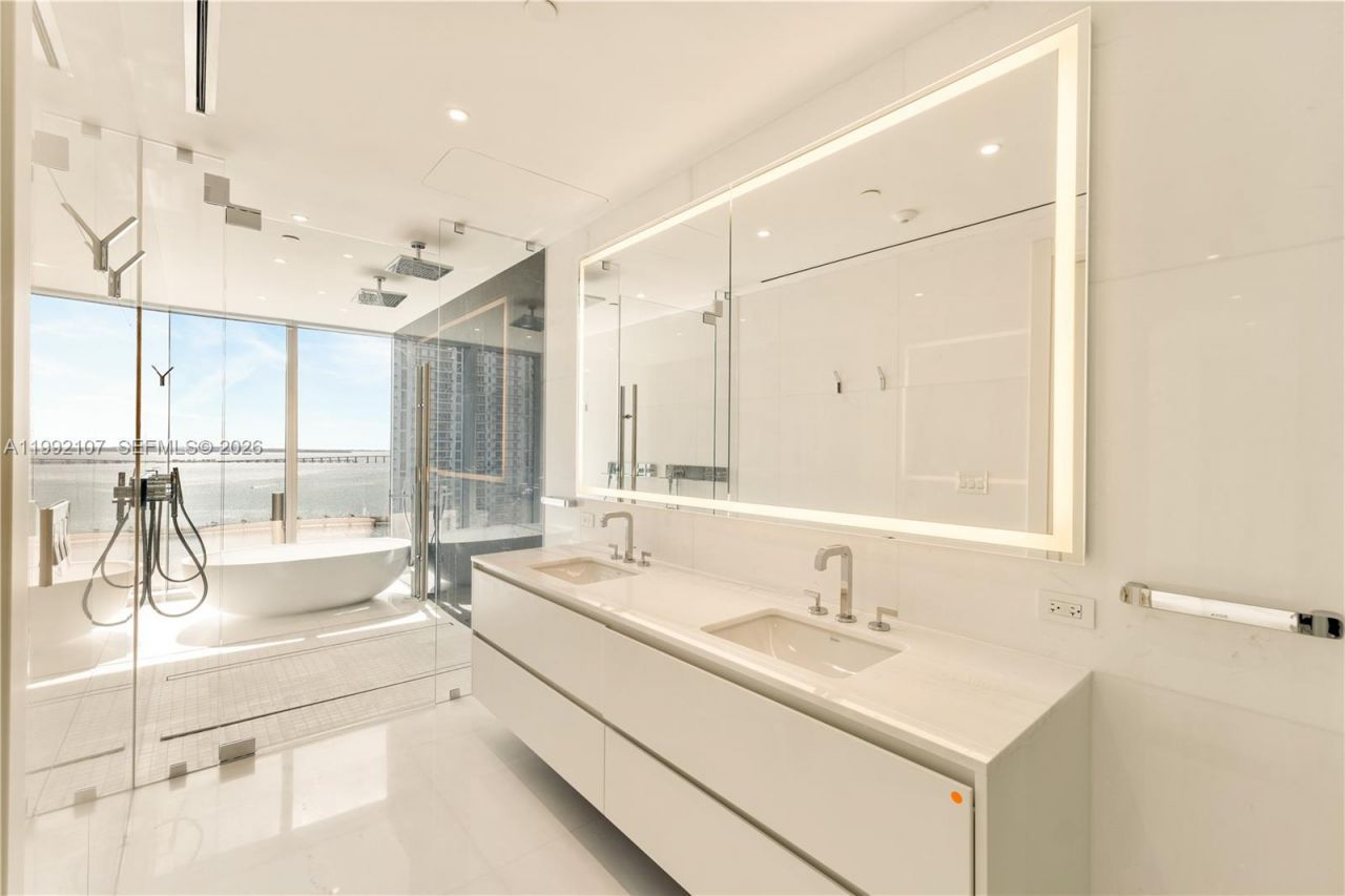 300 Biscayne Boulevard Way, Unit 2103C, Miami, FL 33131 Photo