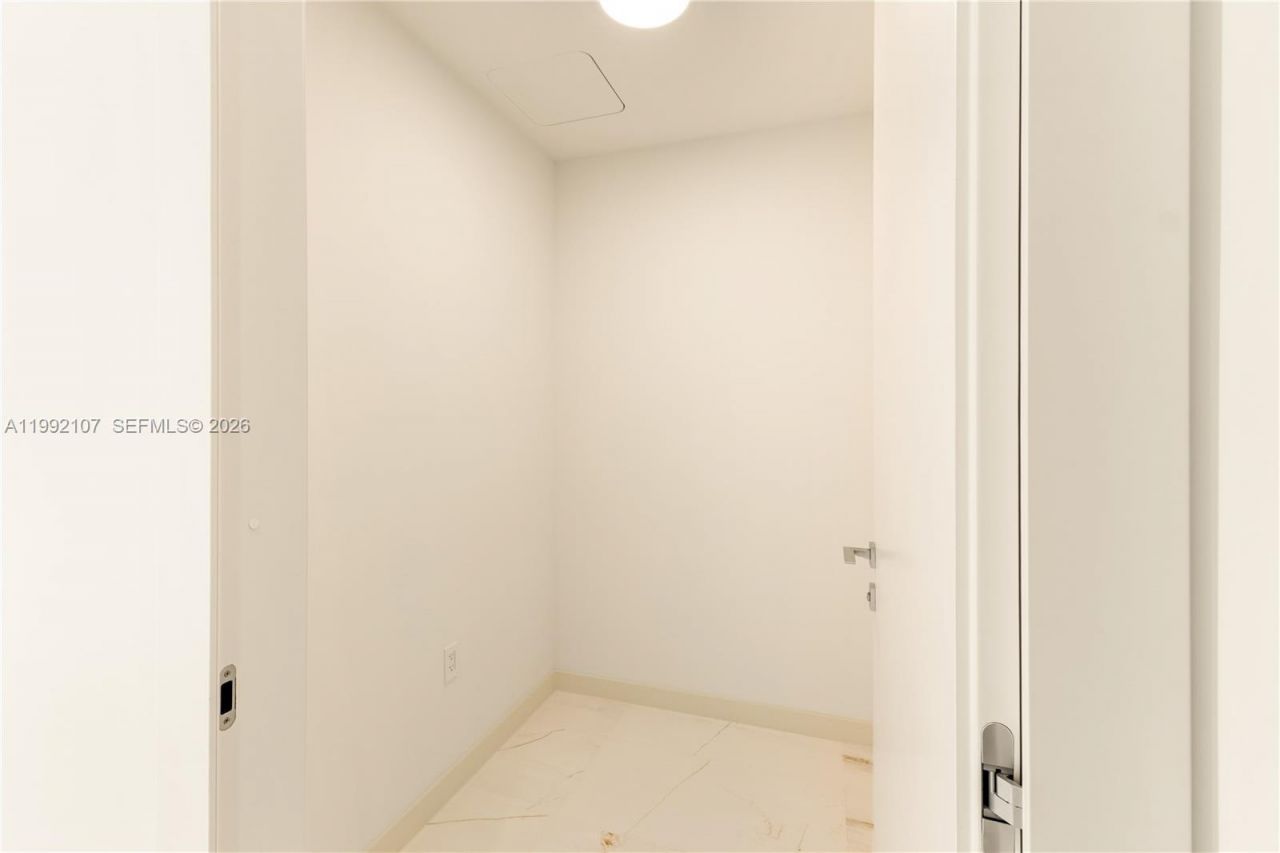 300 Biscayne Boulevard Way, Unit 2103C, Miami, FL 33131 Photo