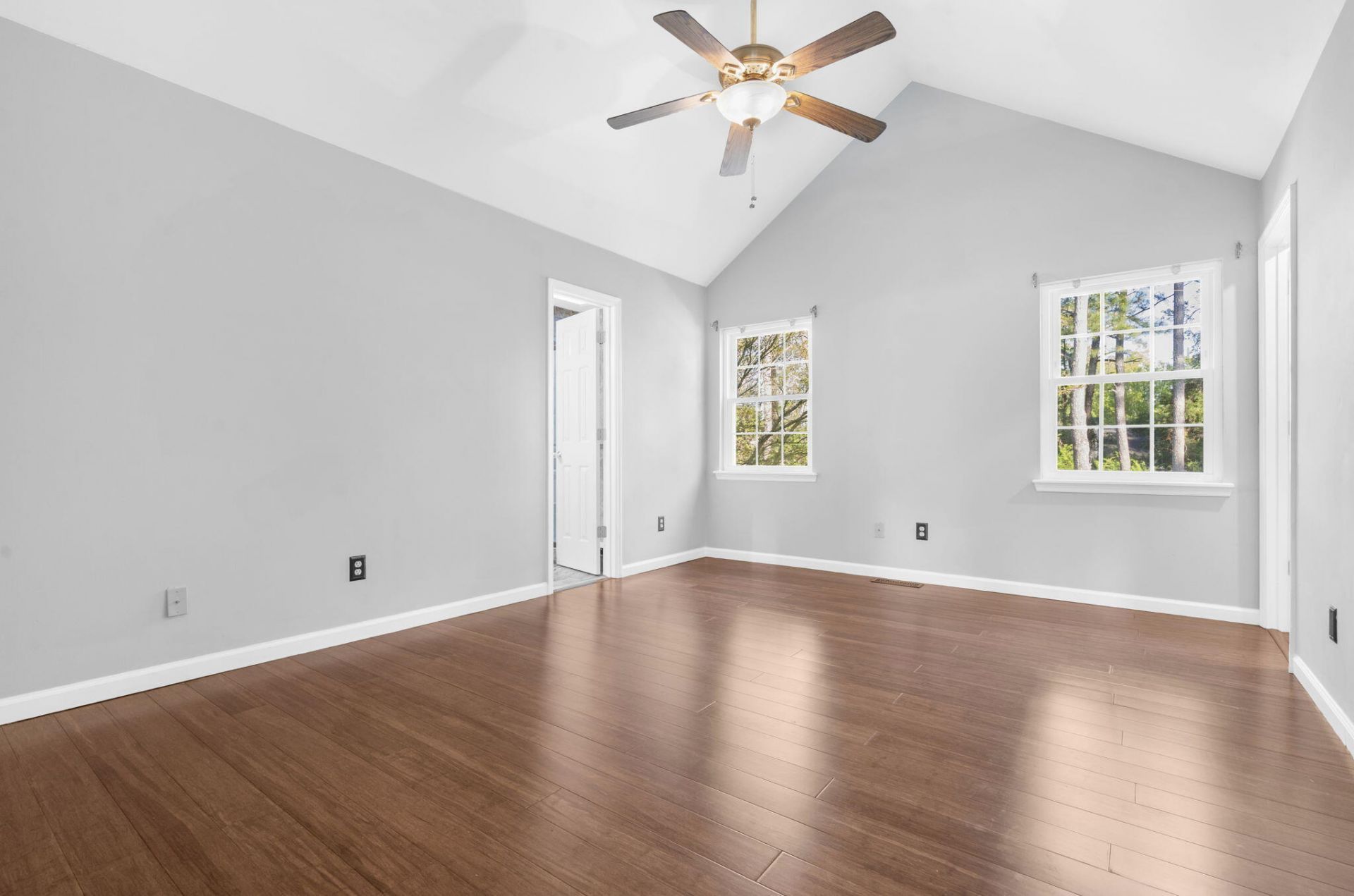 132 Knightsbridge Drive Photo 21