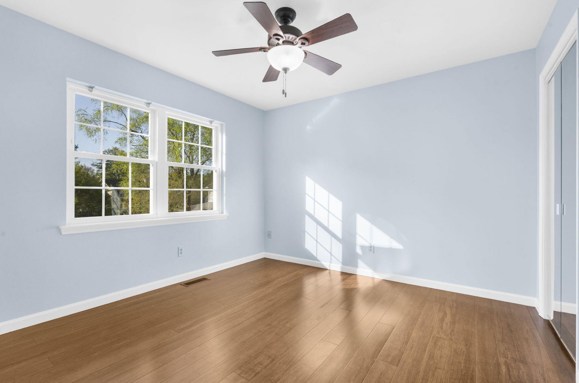 132 Knightsbridge Drive Photo 26