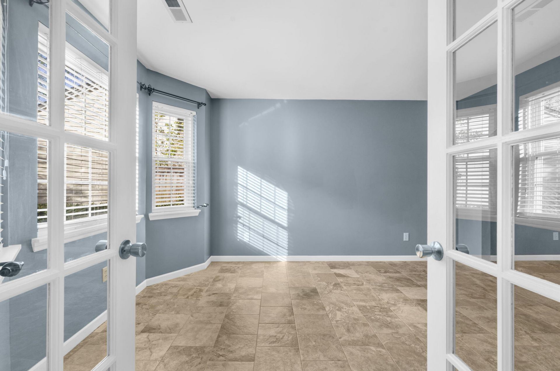 132 Knightsbridge Drive Photo 5