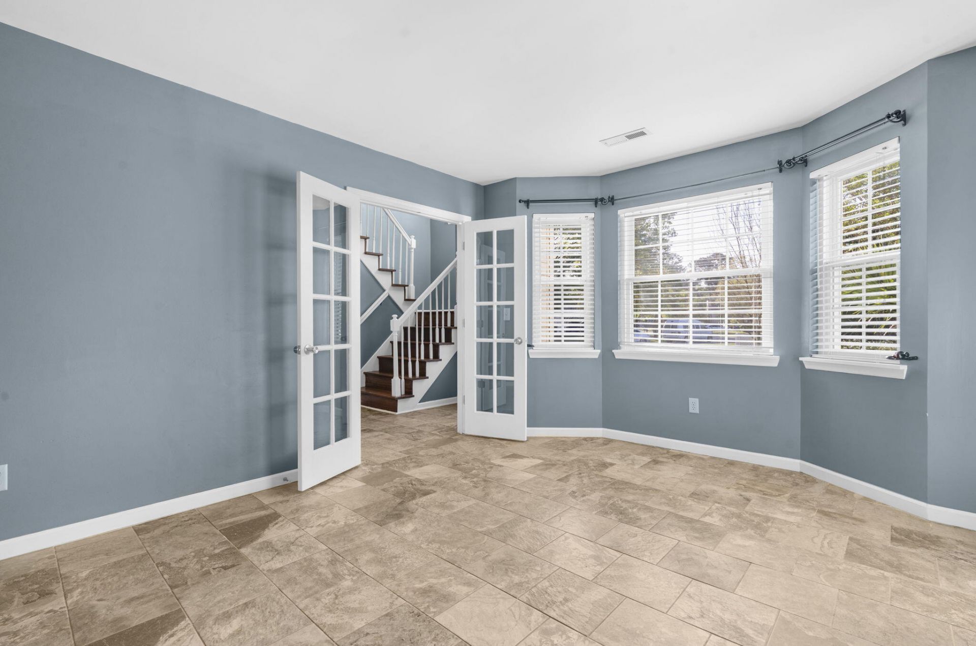 132 Knightsbridge Drive Photo 7