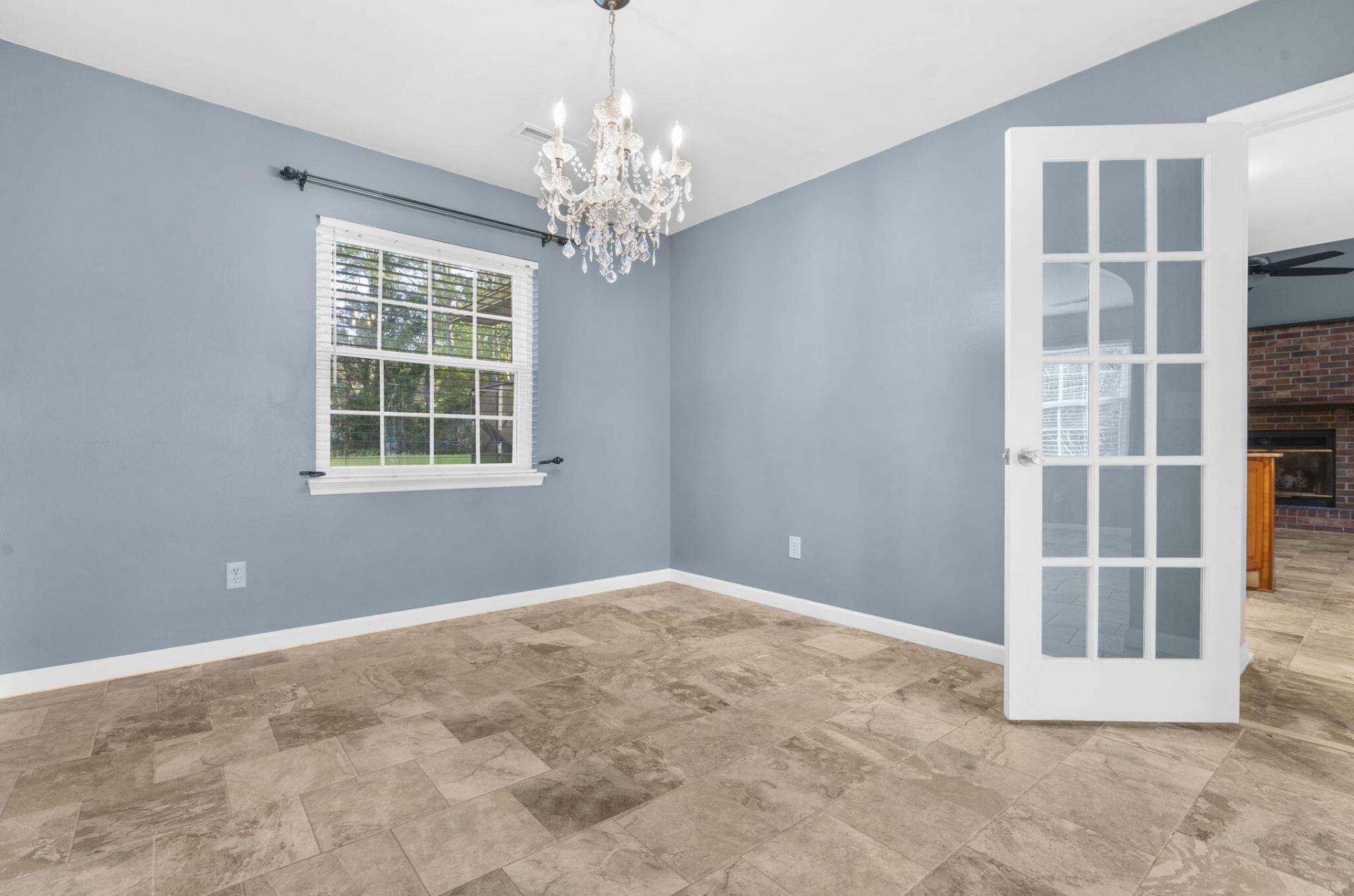 132 Knightsbridge Drive Photo 8