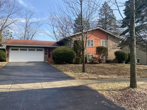 6013 Ridgeway Drive, Woodridge, IL 60517