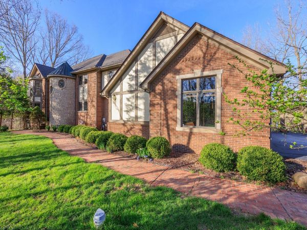 1260 Silverbell Road, Rochester, MI 48306