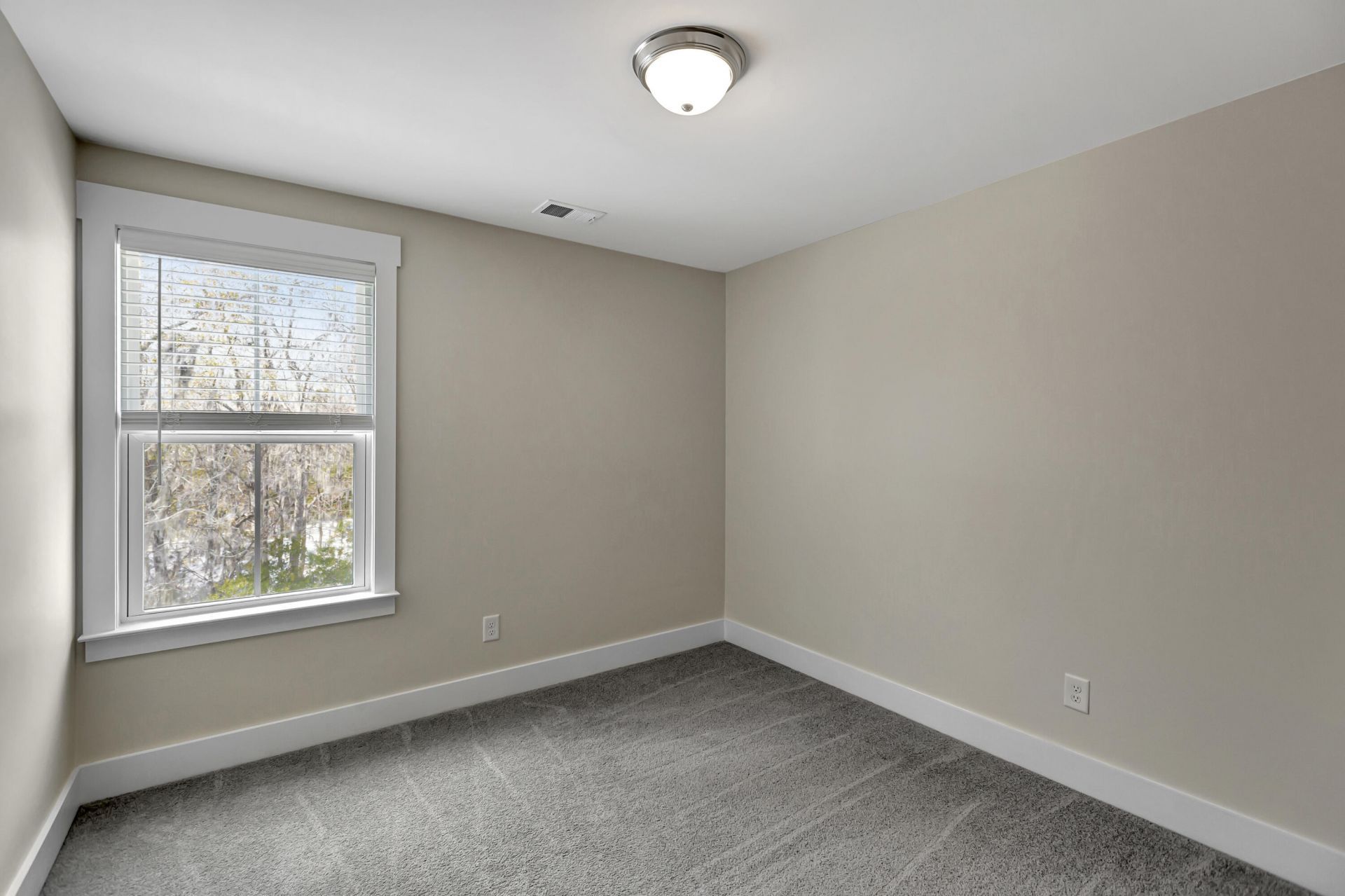 7811 Park Gate Drive Photo 16