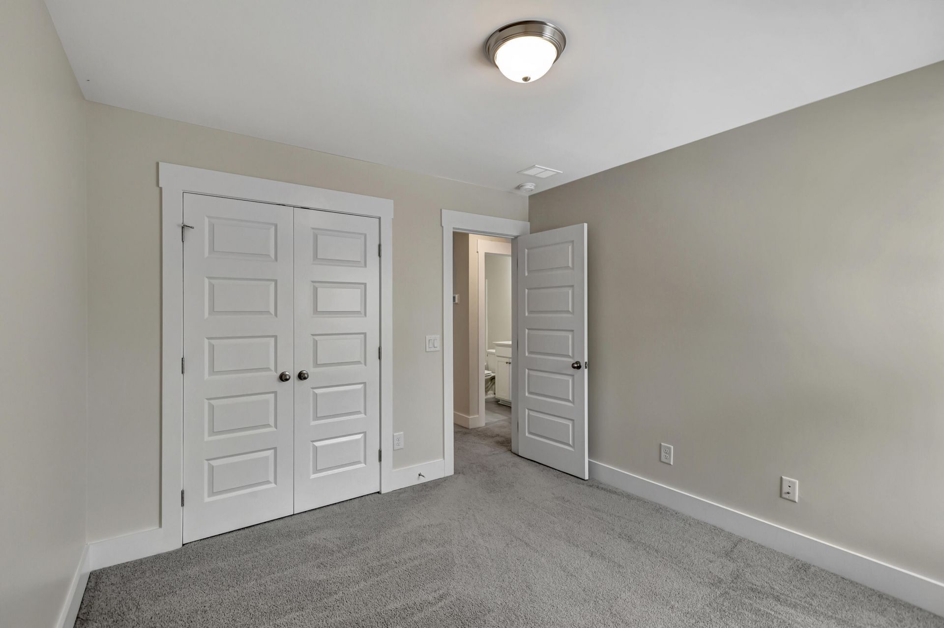 7811 Park Gate Drive Photo 17