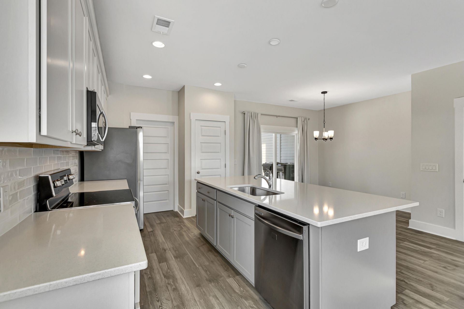 7811 Park Gate Drive Photo 4