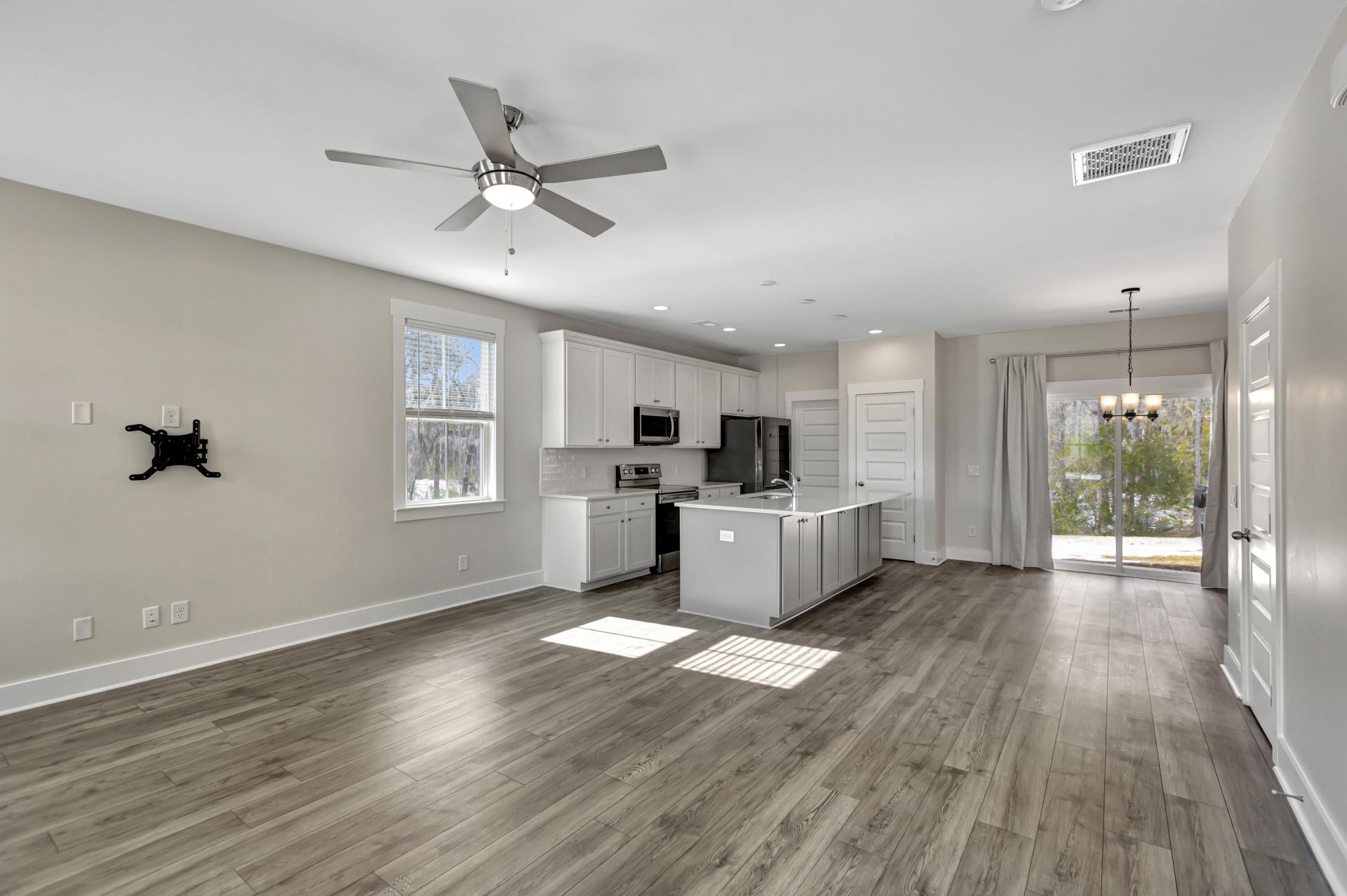 7811 Park Gate Drive Photo 6