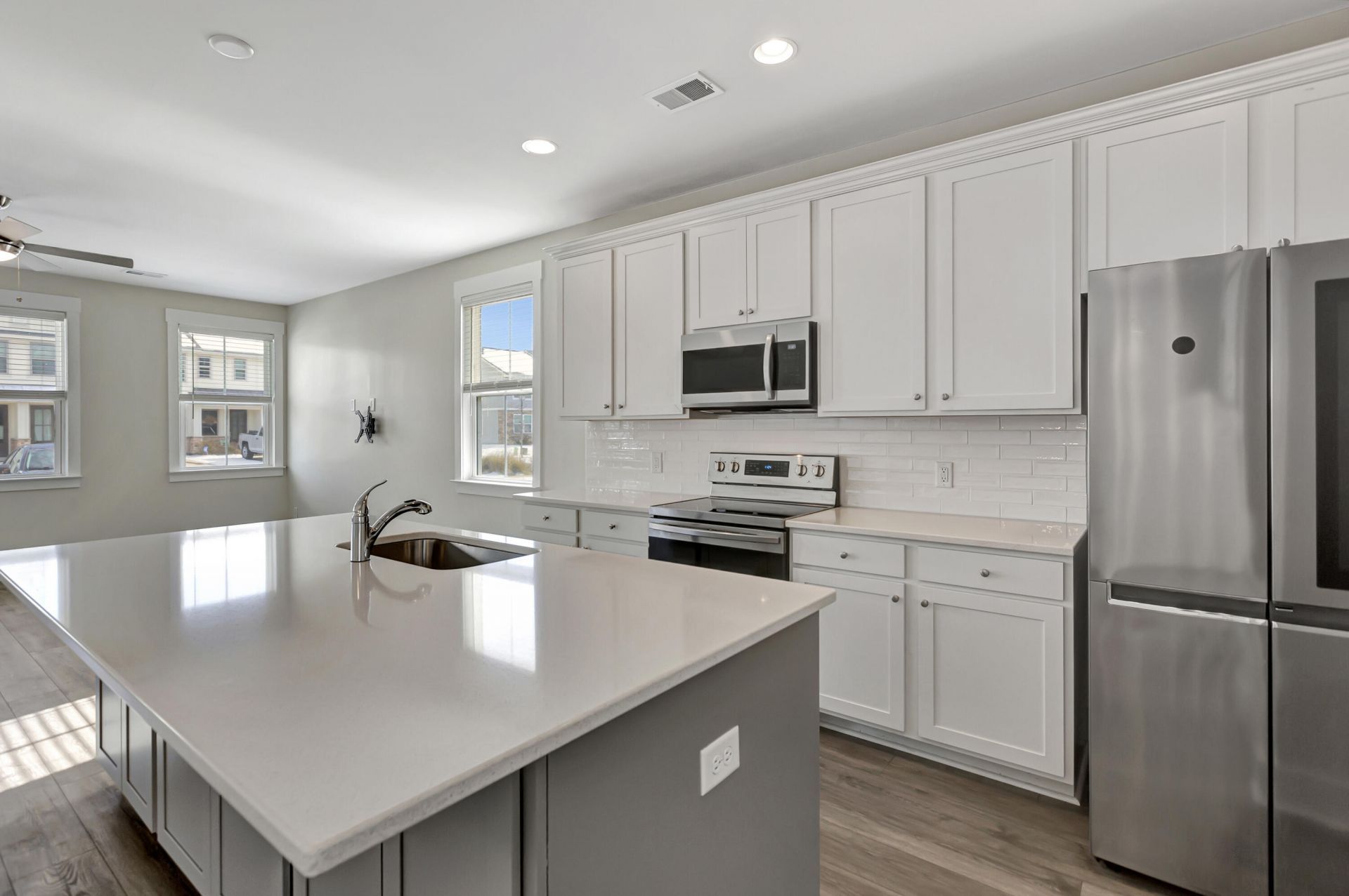 7811 Park Gate Drive Photo 6