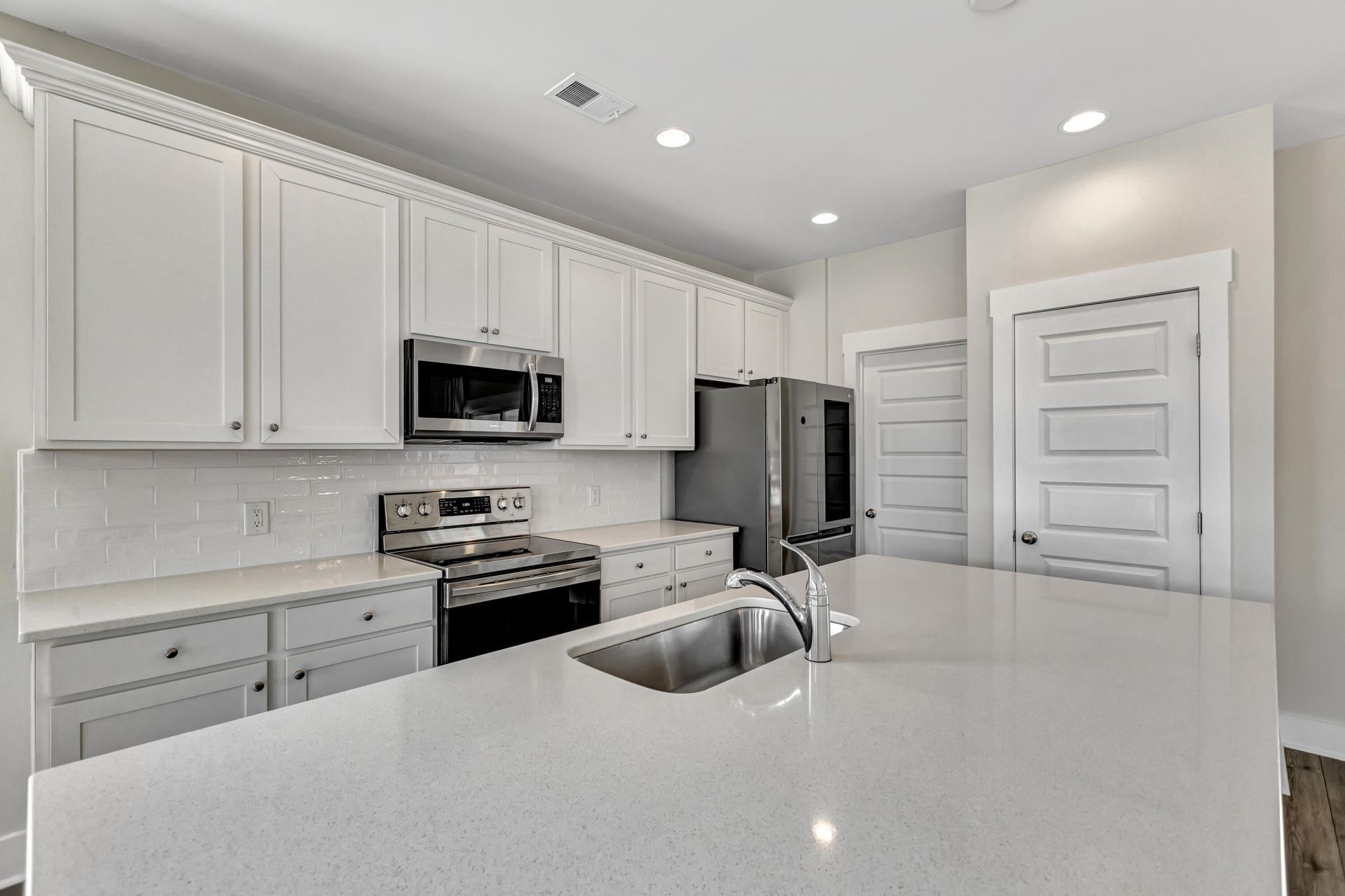 7811 Park Gate Drive Photo 9