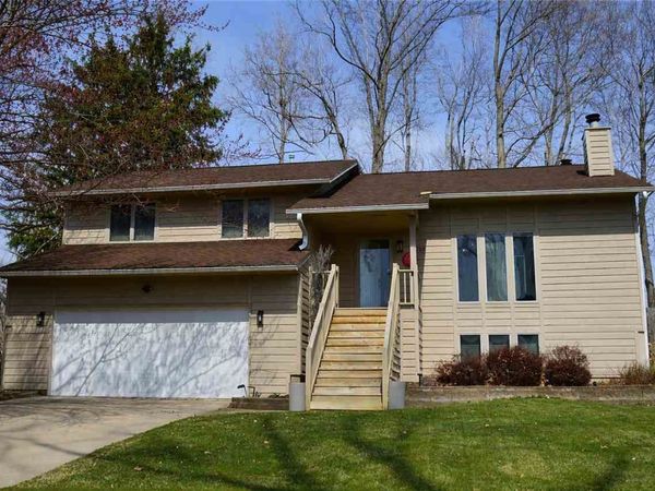 1708 Whitters Way NW, Cedar Rapids, IA 52405