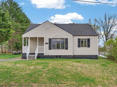 106 SHENANDOAH AVE, SHENANDOAH, VA 22849