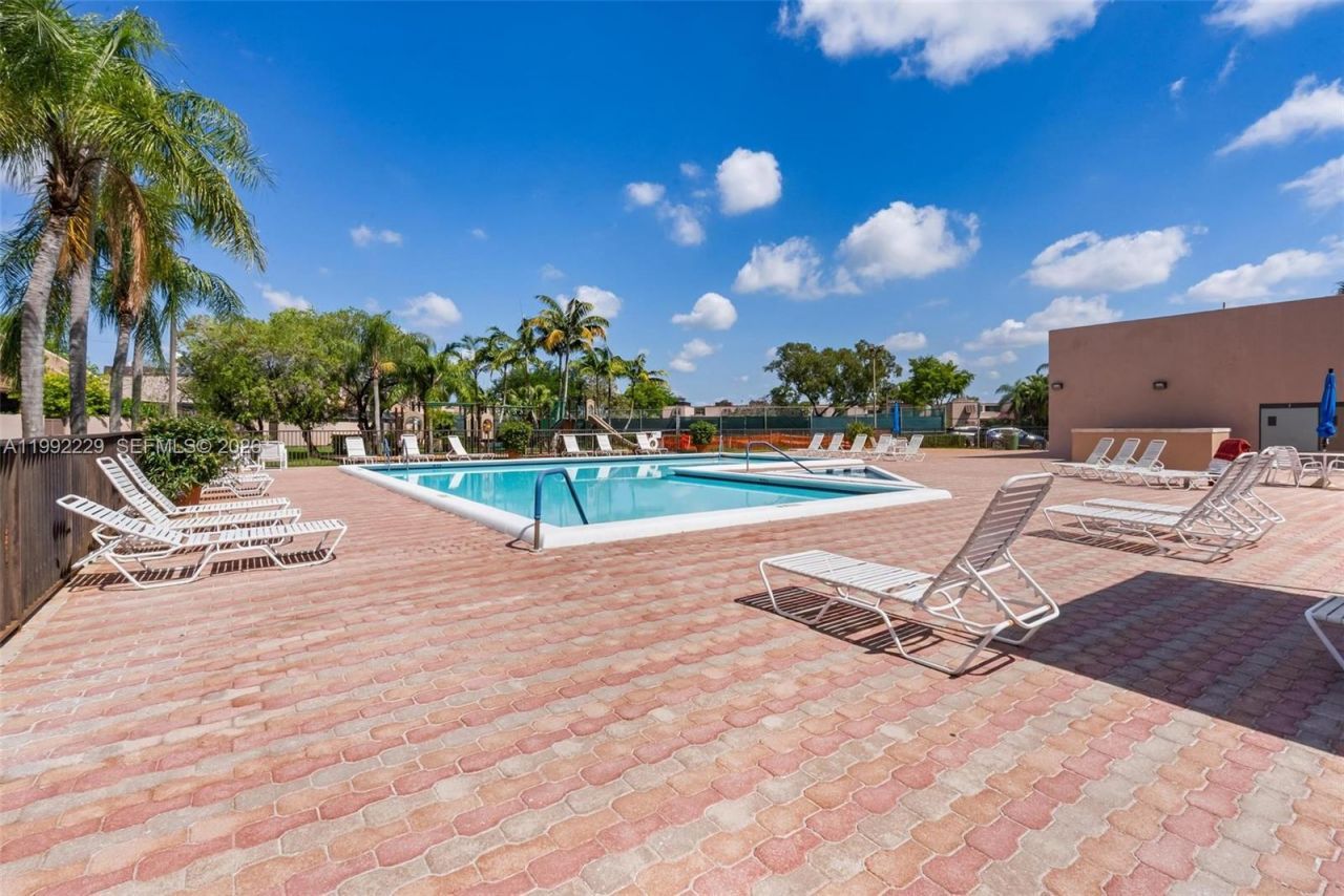 1350 NW 123rd Ave, Pembroke Pines, FL 33026 Photo