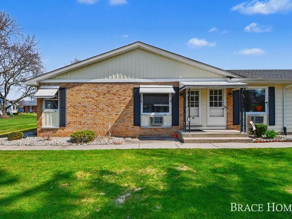 647 Blue Ash Drive SE, Grand Rapids, MI 49548