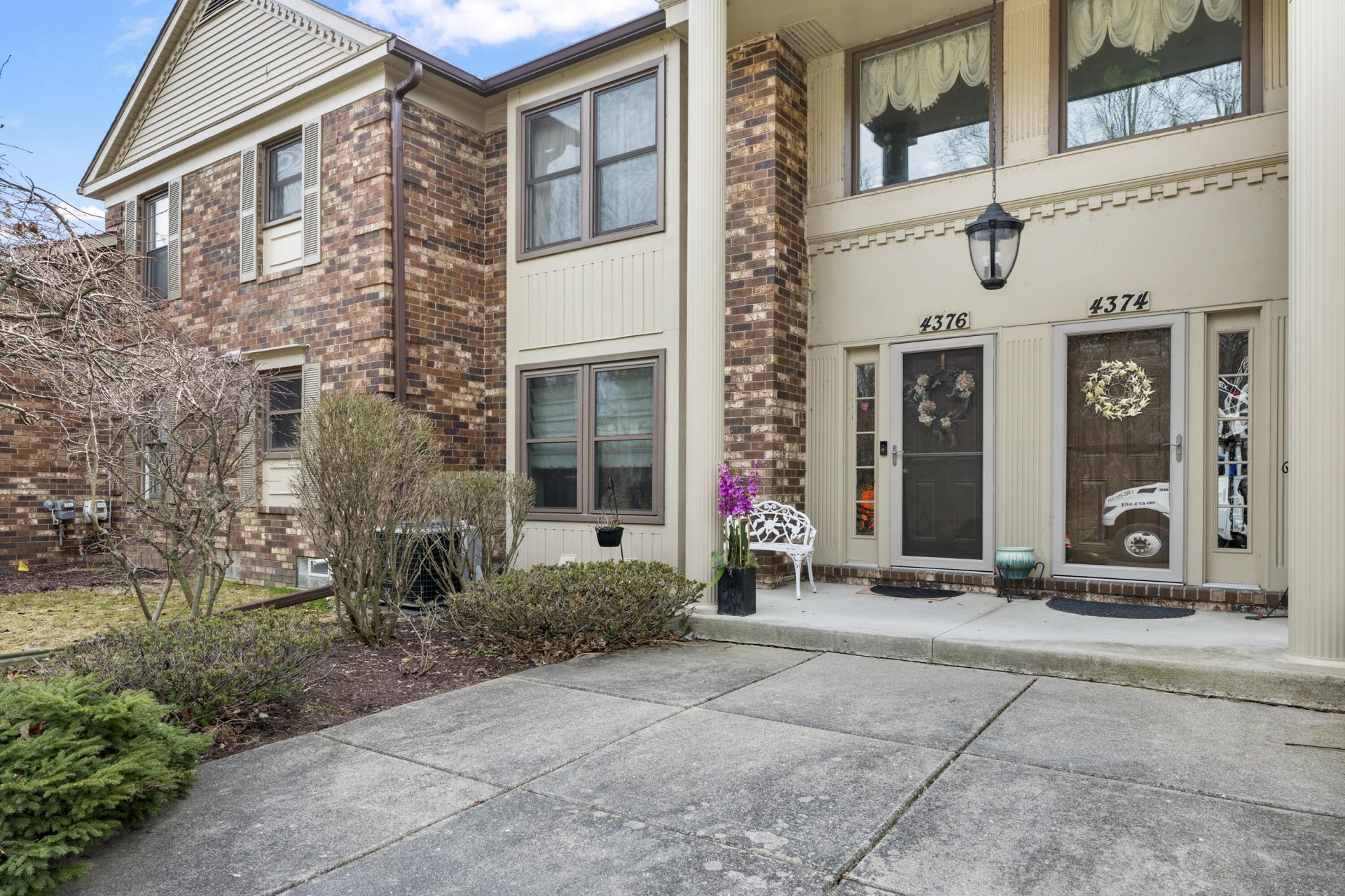 4376 Knightsbridge Lane, West Bloomfield, MI 48323 Main Photo