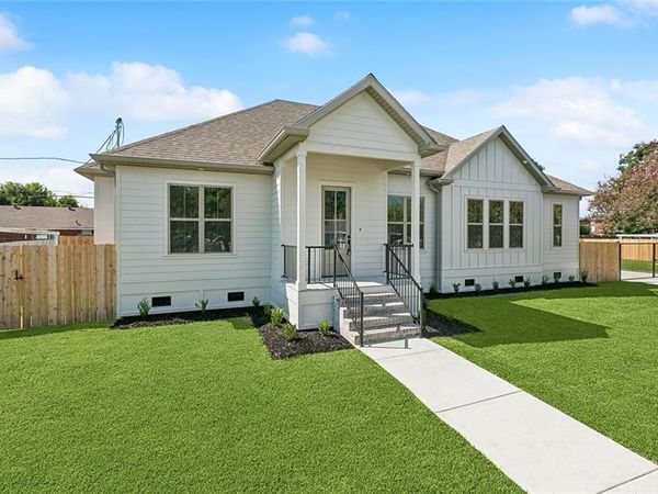 2204 CONGRESSMAN HEBERT Drive, Chalmette, LA 70043