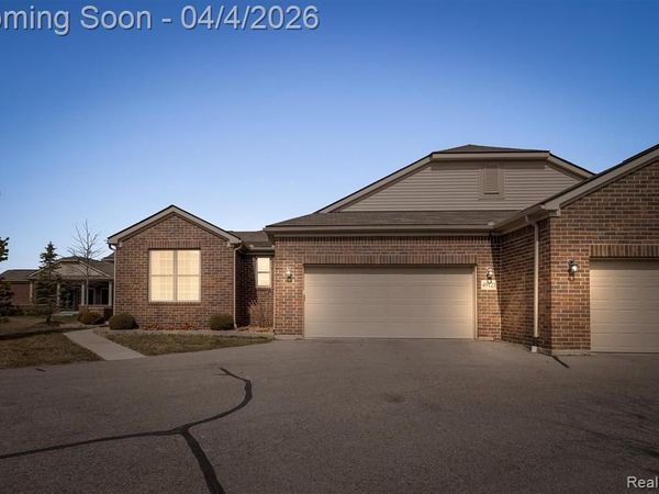 49121 Garrett Court, Macomb Twp, MI 48042