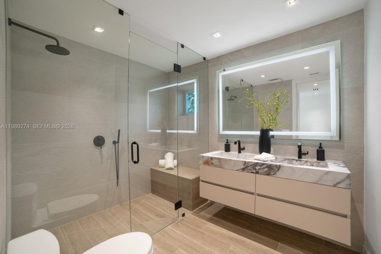 19721 NE 23 Ave , Miami, FL 33180 Photo