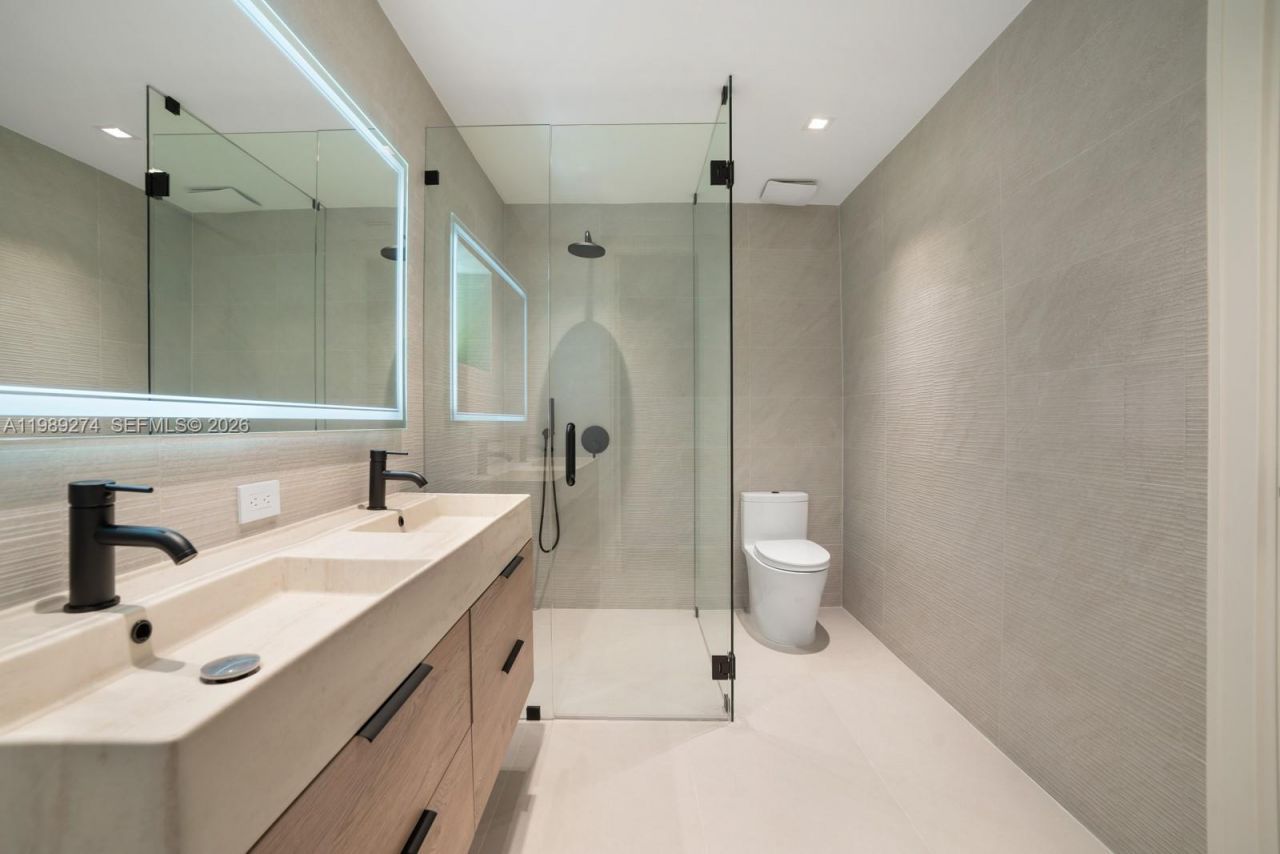 19721 NE 23 Ave, Miami, FL 33180 Photo