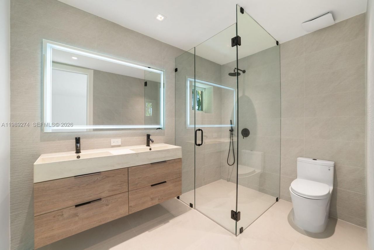 19721 NE 23 Ave, Miami, FL 33180 Photo