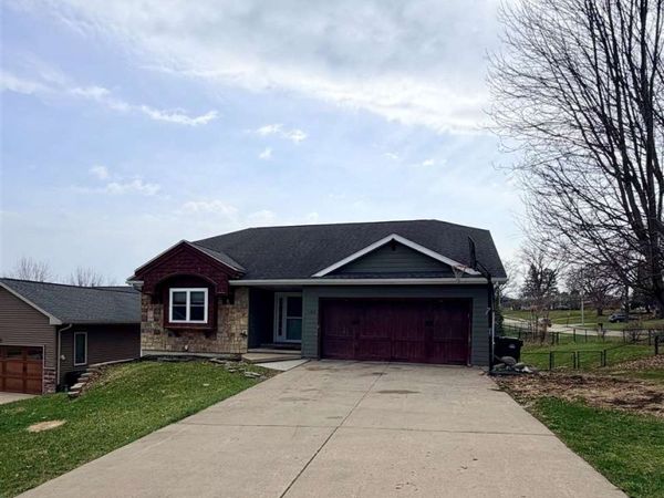 1198 9Th St, Coralville, IA 52241
