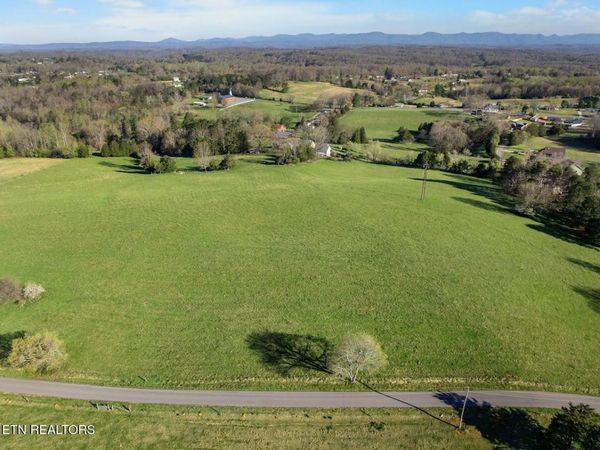 3 Dunsmore Rd, Lenoir City, TN 37771