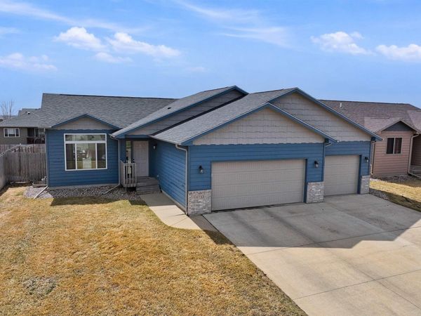6733 42nd St, Sioux Falls, SD 57110