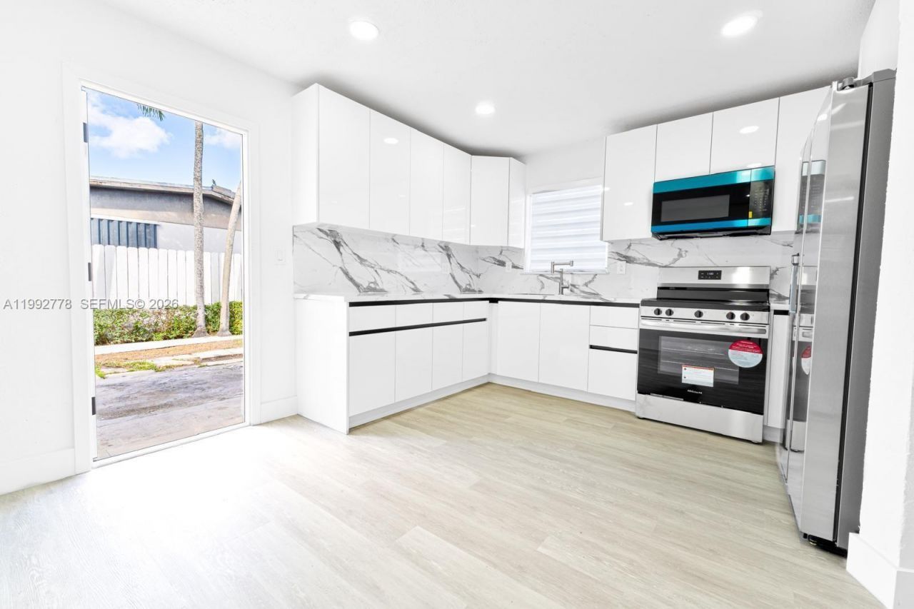 7884 NW 175th St , Hialeah, FL 33015 Photo