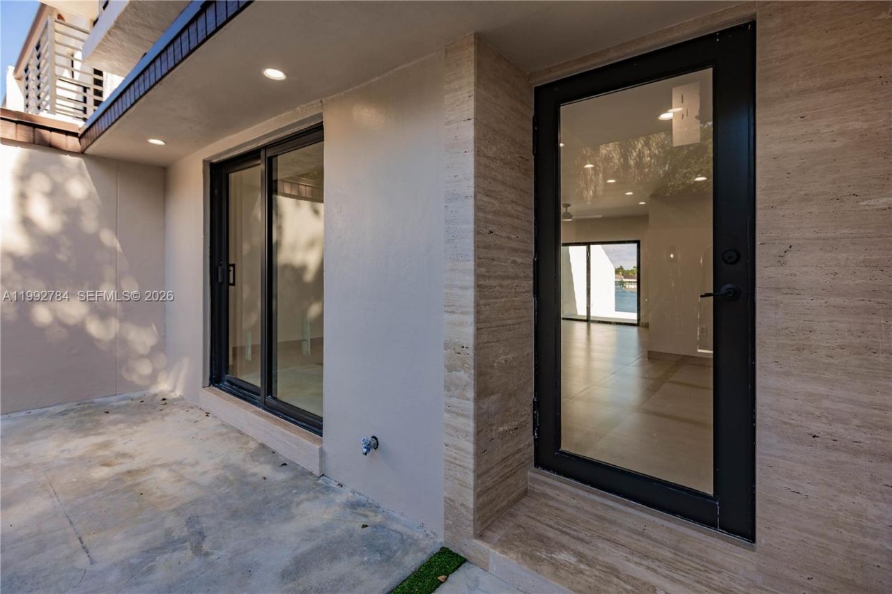 7238 Jacaranda Ln, Miami Lakes, FL 33014 Photo