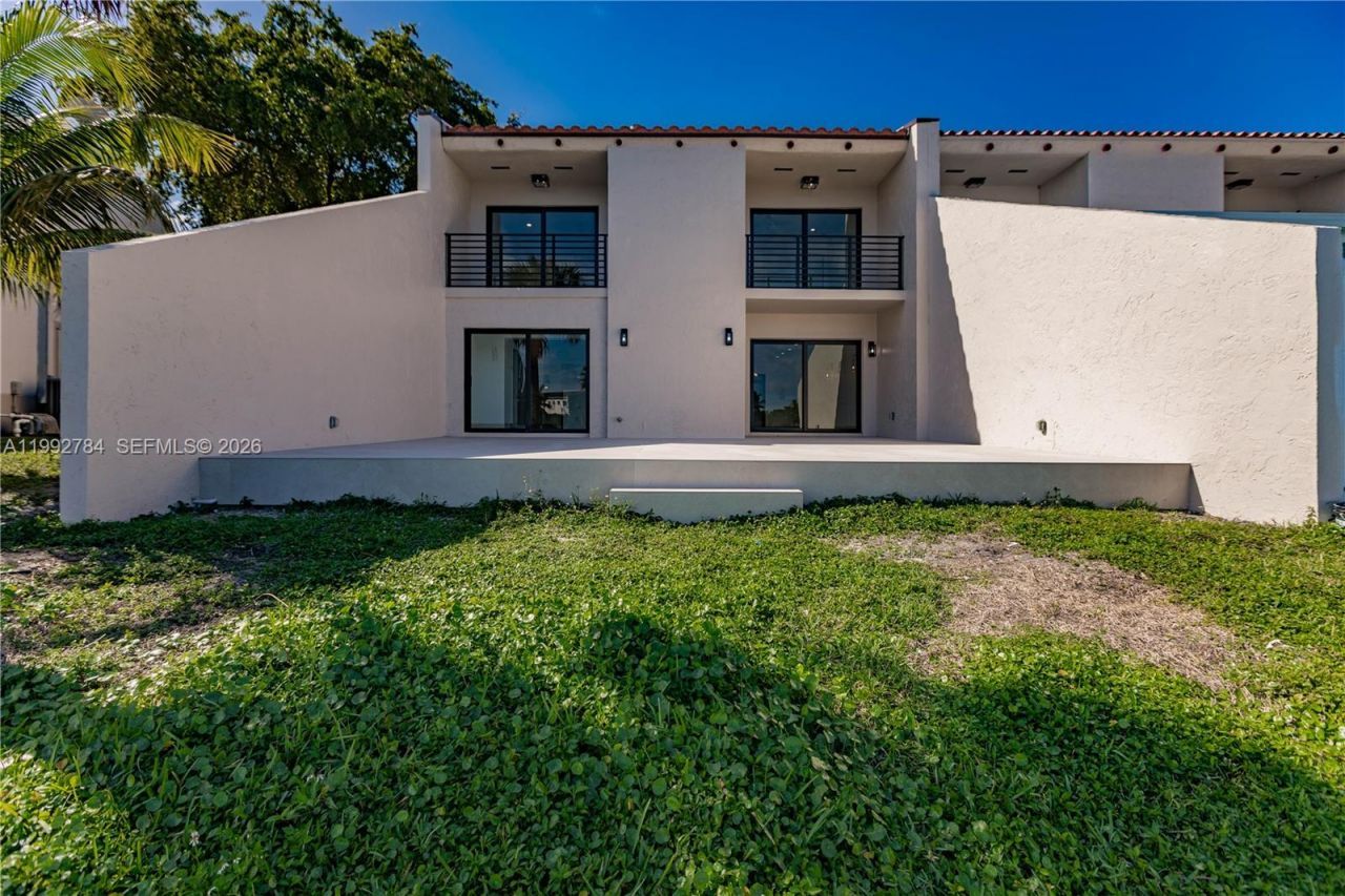 7238 Jacaranda Ln, Miami Lakes, FL 33014 Photo