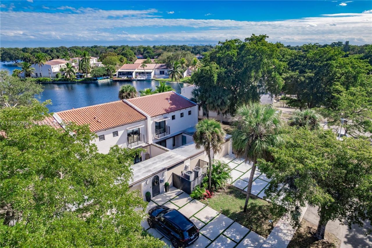 7238 Jacaranda Ln, Miami Lakes, FL 33014 Photo