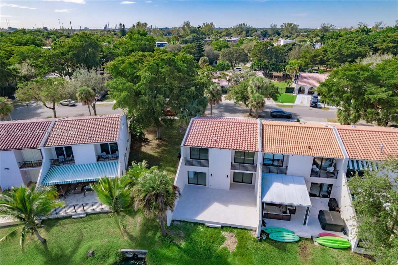 7238 Jacaranda Ln, Miami Lakes, FL 33014 Photo