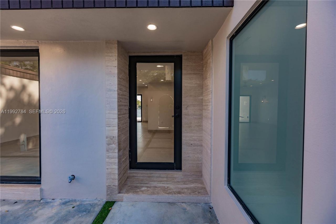 7238 Jacaranda Ln, Miami Lakes, FL 33014 Photo